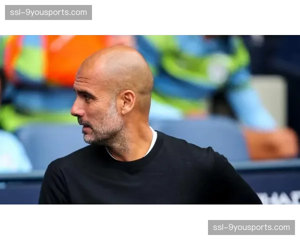 镜头捕捉：瓜迪奥拉场边急切手势，要求队员加快由守转攻速度