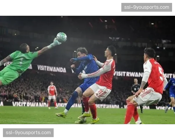 特写镜头:阿尔特塔在补时绝杀后跪地庆祝,酋长球场沸腾 特写镜头:阿尔特塔在补时绝杀后跪地庆祝,酋长球场沸腾